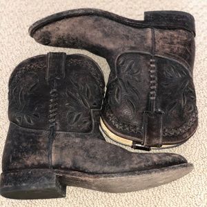 Frye Billy Short Distressed, Embroidered Size 6.5